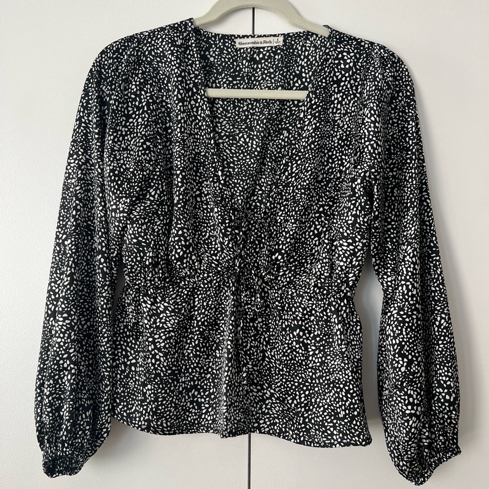 B&W Pooka Dot Puff Sleeve V-neck